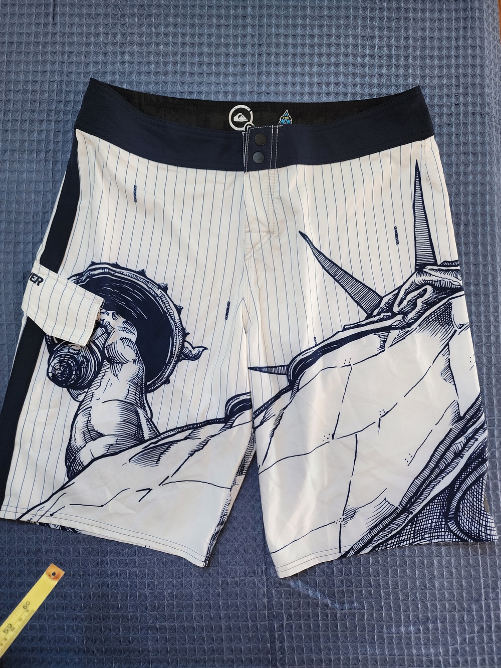 Quiksilver Men's  White & Navy Graphic Statue of Liberty Board Shorts. Size 34.
